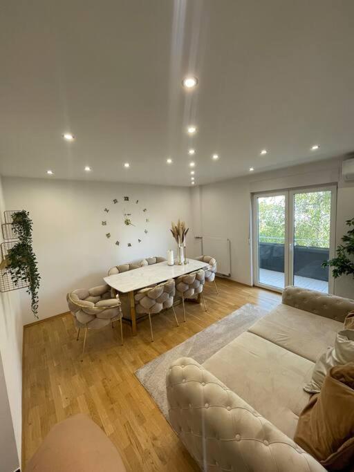 Moderne Wohnung In Der Naehe Vom Parndorf Outlet! Bruckneudorf Dış mekan fotoğraf